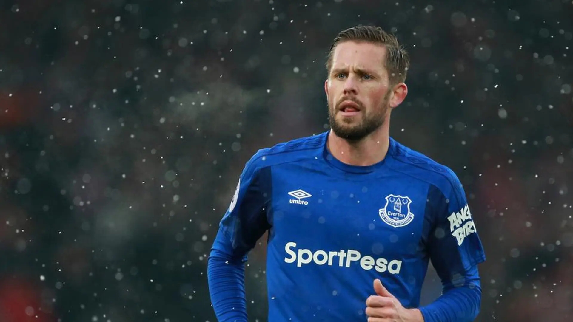 英超焦点赛，精彩进球和神级扑救令人热血沸腾，英超联赛点球